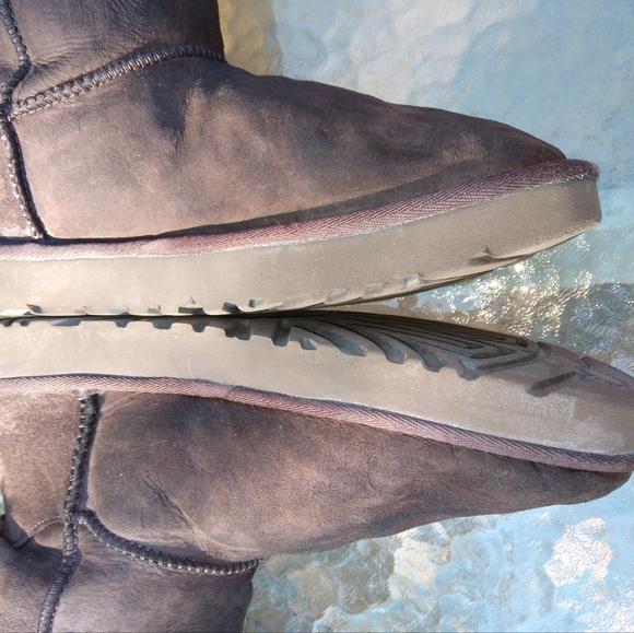 UGG above ankle boots. - Picture 9 of 11